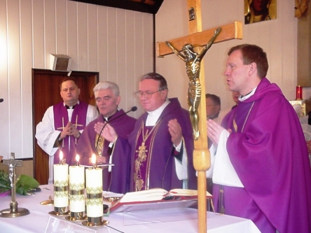 Poświęcenie placu pod budowę kościoła grudzień 2004